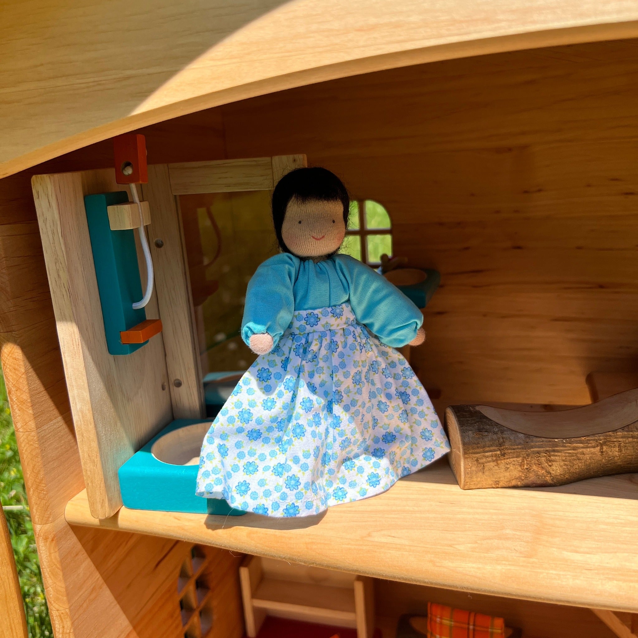 Doll House Medium Skin Family and their Members